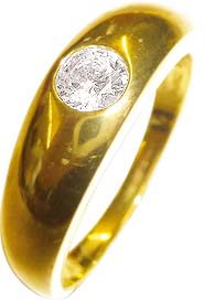 Eleganter Ring 19,2 mm besetzt mit einem wunderschön funkelnden Zirkon, edel eingearbeitet in feinem Gelbgold 333/-, mit gleichbleibender Ringschiene und hochglanzpoliert. Ein elegantes Unikat so hochwertig in seiner Verarbeitung, welches ihn von einzigar