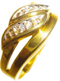 Edler Ring 16 mm besetzt mit 2 echten wunderschön funkelnden Diamten 8/8 W/P,  eingearbeitet in feinem Gelbgold 333/-, mit gleichbleibender Ringschiene und hochglanzpoliert. Ein elegantes Unikat so hochwertig in seiner Verarbeitung, welches ihn von einzig