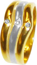 Goldring 19,5 mm besetzt mit 3 strahlenden Diamanten 8/8, 0,03 ct W/P,  eingearbeitet in feinem Gelb/- und Weißgold 333-, mit gleichbleibender Ringschiene, teils rhodiniert und hochglanzpoliert. Ein elegantes Unikat in feinster Goldschmiedehandarbeit gefe