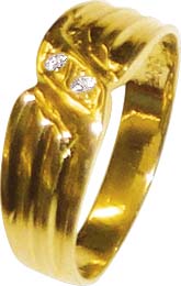 Goldring 17 mm aus hochwertigem Gelbgold 585/-  besetzt mit 2 strahlenden Diamanten 8/8, 0,04 ct W/P, mit leicht nach unten verjüngenden Ringngschiene und hochglanzpoliert. Ein elegantes Unikat in feinster Goldschmiedehandarbeit gefertigt und von grandios