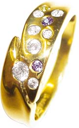 Exklusiver Ring 18 mm aus feinem Gelbgold 333/-  besetzt mit 10 strahlenden Zirkonia und leicht nach unten verjüngenden Ringschiene und hochglanzpoliert. Ein wahrer Eyecatcher und edles Einzelstück, dass in feinster Goldschmiedehandarbeit gefertigt wurde