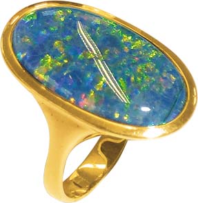 Exklusiver Ring aus feinstem Gelbgold 750/-, Größe 18,6 mm besetzt mit einer wunderschönen Opaldublette (12x22mm) mit leicht nach unten verjüngenden Ringschiene. Der Ring ist hochglanzpoliert und in feinster Goldschmiedehandarbeit gefertigt.  Ein Schmucks