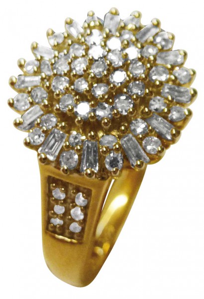 43 wunderschön funkelnde Brillanten und 12 echte, strahlende Diamanten im Baguettschliff, zusammen ca. 1,0 ct W/P, eingearbeitet in hochwertigem Gelbgold 585/- ergeben einen hochglanzpolierten, luxuriösen Ring in Größe 19 mm. Ringkopf ca. 13 mm. Ein in fe