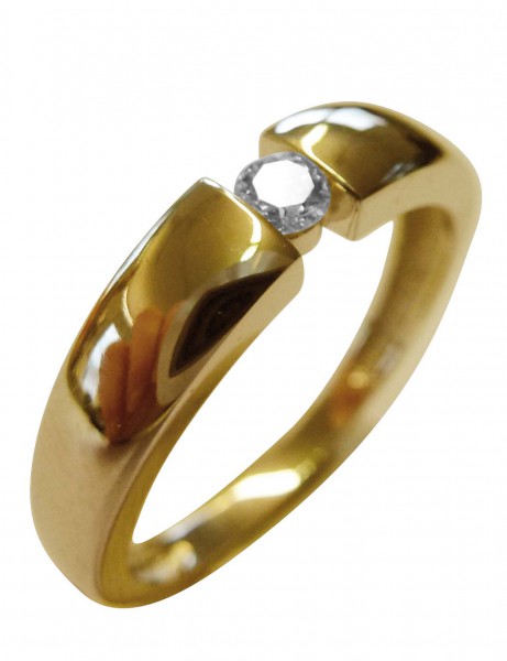 Funkelnder Brillant 0,10 ct W/SI, eingearbeitet in hochwertigem Weißgold 585/- ergeben einen hochglanzpolierten, luxuriösen Ring in Größe 18 mm. Ringkopf ca. 4,4 mm, Stärke ca. 2,5 mm.. Ein in feinster Handarbeit gefertigtes, hochwertiges und edles Einzel