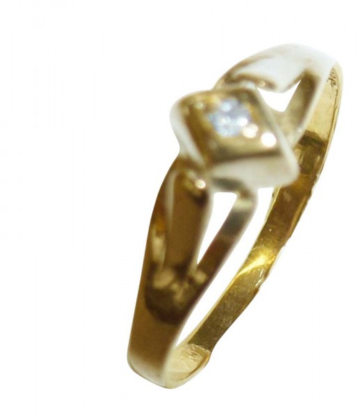 Kinderring aus feinem Gelbgold 333/-, besetzt mit einem funkelnden Diamanten 8/8, 0,01 ct W/P, Größe 15,0 mm  mit leicht nach unten verjüngenden und edel hochglanzpolierter Ringschiene. Ringkopfbreite ca. 3,6×5,2 mm. Ein Einzelstück zu einem unschlagbaren
