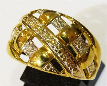 Goldring in Größe 18,4 mm aus feinem Gelbgold 333/- besetzt mit einem wunderschön funkelnden Diamant W/P im exklusiven Design. Der Ring hat eine gleichbleibende Ringschiene und ist hochglanzpoliert, was ihn noch mehr strahlen lässt. Ein edles Unikat das i