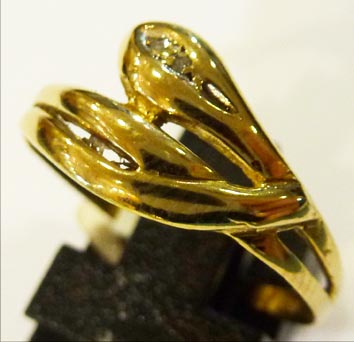 Goldring 18,6 mm aus feinem Gelbgold 333/- besetzt mit 2 funkelnden Diamanten W/P im exklusiven Design. Der Ring ist filigran verarbeitet hat eine 2-reihig verlaufenden Ringschiene und ist hochglanzpoliert, was ihn noch edler wirken lässt. Ein edles Unika