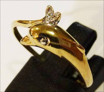 Goldring 18,3 mm aus feinem Gelbgold 333/- besetzt mit 1 funkelnden Diamanten W/P im exklusiven Design. Der Ring ist filigran verarbeitet hat eine leicht nach unten verjüngenden Ringschiene und ist hochglanzpoliert, was ihn noch edler wirken lässt. Ein ed