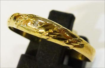 Wunderschöner Goldring in Größe 19 mm in Gelbgold 333/- mit einem strahlenden Diamanten besetzt W/P, der Ring hat ein bezauberndes schlichtes Muster und ist bei Ihrem Vertrauensjuwelier erhältlich, die Nr. 1 schon seit 1948 für Silber, Gold und Uhren Ch.
