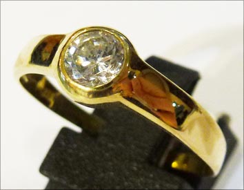 Ring aus feinem Gelbgold 333/-, 20,0 mm besetzt mit einem funkelnden Zirkon mit gleichbleibender Ringschiene. Der Ring ist hochglanzpoliert, was ihn zu einem Schmuckstück von grandioser Ausstrahlung werden lässt. Ein Unikat aus unserem Hause für alle, die