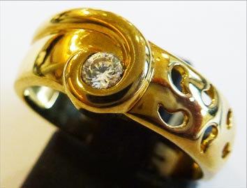 Exklusives Design. Ring aus feinem Gelbgold 333/-, 17,0 mm besetzt mit einem funkelnden Zirkon mit gleichbleibender Ringschiene. Der Ring ist hochglanzpoliert, was ihn zu einem Schmuckstück von grandioser Ausstrahlung werden lässt. Ein Unikat aus unserem