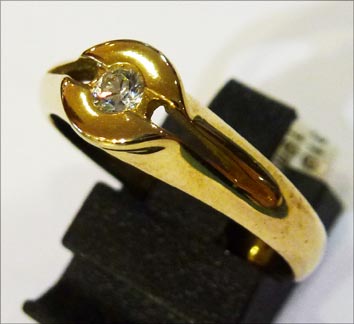Edles Unikat. Ring aus feinem Gelbgold 333- besetzt mit 1 funkelnden Zirkonia, Größe 19 mm, Gewicht 3,3 g. Der Ring ist ist in feinster Handarbeit gefertigt. Ein Schmuckstück von einzigartiger Schönheit in feinster Juweliersqualität. Abramowicz, Ihre Topa