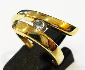Edles Unikat. Ring aus feinem Gelbgold 333- besetzt mit 1 funkelnden Zirkonia, Größe 17,8 mm, Gewicht 2,6 g. Der Ring ist ist in feinster Handarbeit gefertigt. Ein Schmuckstück von einzigartiger Schönheit in feinster Juweliersqualität. ABRAMOWICZ – Ihre T
