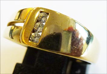 Einzigartiges Design. Goldring in Größe 16,5 mm, besetzt mit 3 funkelnden Zirkonia aus feinem Gelbgold 333/-. Der Ring hat eine leicht nach unten verjüngenden  Ringschiene und ist hochglanzpoliert, was ihn noch mehr strahlen lässt. Sehr edel durch die hoc