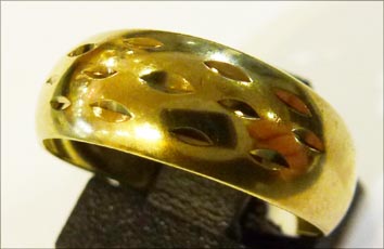 Ring aus feinem Gelbgold 333/-, Größe 17,0 mm, mit gleichbleibender Ringschiene und edel hochglanzpoliert. Ein elegantes Einzelstück aus unserem Hause im absoluten Topdesign und von klassischen Stil in feinster Juweliersqualität zu einem reduzierten Sensa