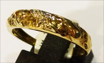 Goldring verziert mit edlen, strahlenden Diamanten W/P, eingearbeitet in feinem Gelbgold 333/-, Größe 17,5 mm im glamourös eleganten Stil und edel hochglanzpoliert, mit gleichbleibender Ringschiene. Ein Einzelstück für alle, die das Besondere lieben und d