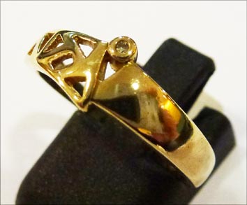 Goldring verziert mit einem edlen, strahlenden Diamanten W/P, eingearbeitet in feinem Gelbgold 333/-, Größe 17,5 mm im glamourös extravaganten Stil und edel hochglanzpoliert, mit gleichbleibender Ringschiene. Ein Einzelstück für alle, die das Besondere li