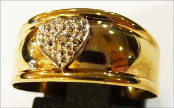 Goldring Größe 18,0 mm, verziert mit strahlenden Diamanten W/P, eingearbeitet in feinem Gelbgold 333/- und edel hochglanzpoliert mit gleichbleibender Ringschiene. Ein Einzelstück aus unserem Hause welches in feinster Goldschmiedearbeit gefertigt wurde und