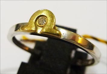 Ring aus hochwertigem Gelb/- u. Weißgold 333/-, besetzt mit einem funkelnden Diamanten 8/8, 0,03 ct  W/P in Größe 17,8mm, mit gleichbleibender Ringschiene und hochglanzpoliert im exklusiven Design. Ein Einzelstück von grandioser Ausstrahlung, dass in fein