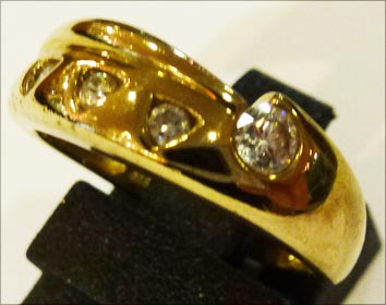 Ring in Gold 333/- besetzt mit 4 strahlenden Zirkonia. Diesen Ring ist ein Einzelstück und nur noch in der Ringgröße 18 erhältlich. Ein hübsches Unikat aus dem Hause Abramowicz, die Nr. 1 für Gold, Silber und Edelsteine.