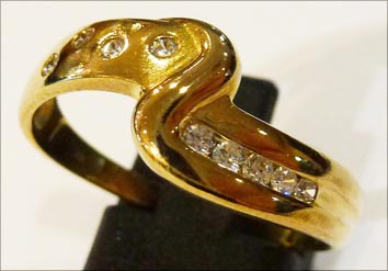Ring aus feinem Gelbgold 333/- mit 9 strahlenden Zirkonia. Dieses Unikat ist nur noch in der Ringgröße 20 erhältlich. Traumhafter Ring in Premiumqualität aus dem Hause Abramowicz – die Nr. 1 für Gold, Silber und Edelsteine. Besuchen Sie auch unseren Outle