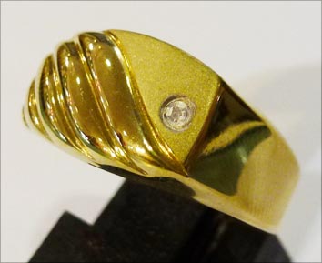 Herrenring in Gold 333/- poliert und mattiert mit einem Diamanten W/P, Ringgröße 19mm. Ein feiner Herrenring in Premiumqualität aus dem Hause Abramowicz – der feine Juwelier in Stuttgart – besuchen Sie auch unseren Outletverkauf.