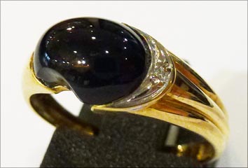 Ring in Gold 333/- mit einem Diamanten W/P und einem Onyx, Ringgröße 17mm. Ein hübscher Ring in Premiumqualität aus dem Hause Abramowicz – der feine Juwelier in Stuttgart – besuchen Sie auch unseren Outletverkauf!
