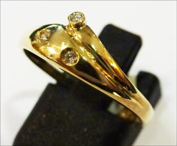 Ring in Gold 333/- mit 3 Diamanten W/P, Ringgröße 18mm. Ein hübscher Ring in Premiumqualität aus dem Hause Abramowicz – der feine Juwelier in Stuttgart -besuchen Sie auch unseren Outletverkauf!
