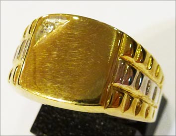 Klassischer Herrenring in Größe 18 mm in Gelbgold 333/- der Ring ist an den Seiten hochglanzpoliert, die Fläche auf dem ein wunderschöner Diamant 0,005 ct W/P eingefasst wurde ist mattiert, durch das Zusammenspiel zwischen Matt und Poliert wirkt der Ring