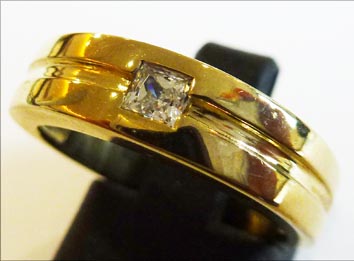 Ring in Gold 333/- mit strahlendem Zirkonia. Dieses Einzelstück ist nur noch in der Größe 17 erhältlich. In Premiumqualität aus dem Hause Abramowicz – die Nr. 1 für Gold, Silber und Edelsteine.