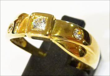 Ring in Gold 333/- mit 3 strahlenden Zirkonia. Dieses Einzelstück ist nur noch in der Größe 18 erhältlich. In Premiumqualität aus dem Hause Abramowicz – die feine Goldschmiede – Ihre Nr. 1 für Gold, Silber und Edelsteine.