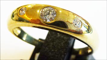 Ring in Gold 333/- mit 3 strahlenden Zirkonia. Dieses Einzelstück ist nur noch in der Größe 17 erhältlich. In Premiumqualität aus dem Hause Abramowicz – die feine Goldschmiede – Ihre Nr. 1 für Gold, Silber und Edelsteine.