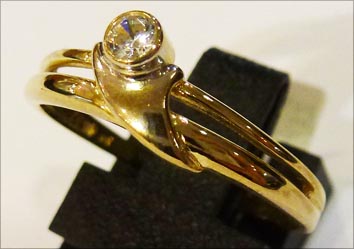 Bezaubernder Gelbgold Ring in Größe 18 in feinem Gelbgold 333/- mit einem funkelnden Zirkonia, der Ring ist hochglanzpoliert und ist sehr edel im Design, ein besonderer Ring der unbedingt getragen werden sollte. In Premiumqualität von Deutschlands günstig