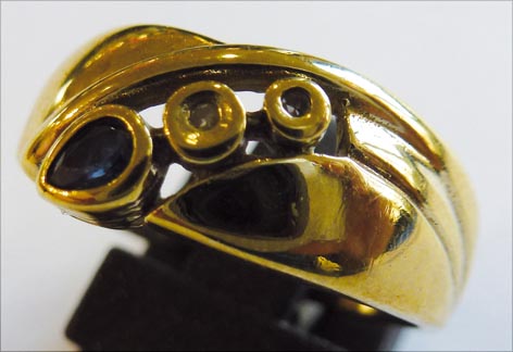 Goldring in Größe 18,5 mm aus feinem Gelbgold 333/- besetzt mit einem strahlenden Saphirtropfen und verziert mit 2 echten  wunderschön funkelnden Diamanten 8/8 W/P im exklusiven Design. Der Ring hat eine gleichbleibende Ringschiene (ca. 10 mm breit ) und