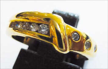 Goldring aus feinem Gelbgold 333/-, 16,0 mm besetzt mit 8 strahlenden Zirkonia mit gleichbleibender Ringschiene. Der Ring ist hochglanzpoliert, was ihn zu einem Schmuckstück von grandioser Ausstrahlung werden lässt. Ein Unikat aus unserem Hause für alle,