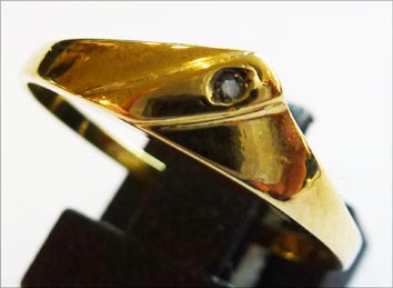 Klassich zeitloses Design. Ring 18,5 mm aus hochwertigem Gelbgold 585/-, verziert mit einem echtem, wunderschön funkelnden Diamanten 8/8 W/P. Der Ring ist hochglanzpoliert und hat eine gleichbleibende Ringschiene, was ihn zu einem wahren Eyecatcher macht.