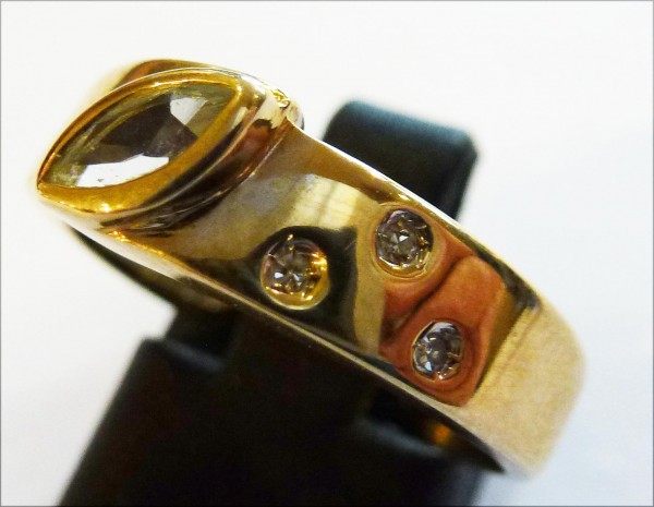 Klassich zeitloser Goldring in Größe 17,5 mm besetzt mit 3 funkelnden Diamanten 8/8 W/P und einem strahlenden Blautopas, eingearbeitet in feines Gelbgold 333/-, hochglanzpoliert und  mit gleichbleibender Ringschiene. Feine Goldschmiedehandarbeit trifft hi