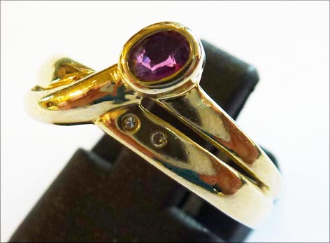 Goldring, Größe 17,2 mm besetzt mit 2 echten, funkelnden Diamanten W/P und einem strahlenden Rubin aus Gelbgold 585/- im exklusiven Design. Sehr edel duch die hochwertige Verarbeitung. Der Ring hat eine gleichbleibende Ringschiene und ist hochglanzpoliert