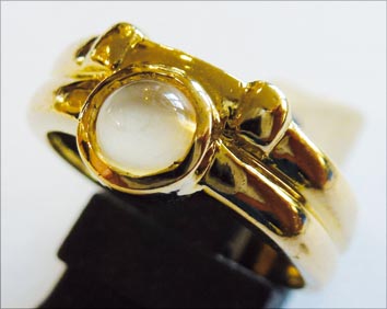 Ring aus feinem Gelbgold 333/- mit einem Mondstein in Größe 17,0 mm. Ein elegantes Einzelstück aus unserem Hause im absoluten Topdesign in feinster Juweliersqualität von Deutschlands größtem und günstigem Schmuckverkäufer in Stuttgart