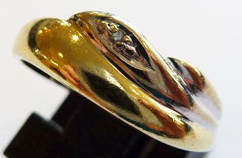 Klassisch zeitloser Ring besetzt mit einem strahlenden Diamanten W/P, eingearbeitet in hochwertigem Gelbgold 585/-, Größe 16,5 mm im exklusiven Design, edel hochglanzpoliert, mit gleichbleibender Ringschiene. Ein Einzelstück für den erlesenen Geschmack un