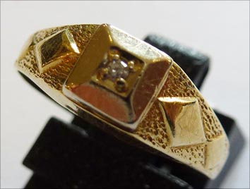 Ring in Gold 585/- mit einem Brillanten 0,01ct W/P1, Ringgröße 17mm. Ein hübscher Ring in Premiumqualität aus dem Hause Abramowicz – der feine Juwelier in Stuttgart – besuchen Sie auch unseren Outletverkauf!