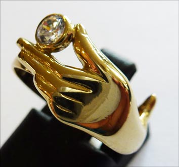 Ring in Gold 333/- mit strahlendem Zirkonia. Dieses Einzelstück ist nur noch in der Größe 16 erhältlich. In Premiumqualität aus dem Hause Abramowicz – die Nr. 1 für Gold, Silber und Edelsteine.