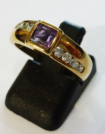 Ring in Gold 333/- mit einem echten Amethyst und 8 funkelnden Zirkonias, Ringgröße 16mm. Ein wunderschöner Ring in Premiumqualität aus dem Hause Abramowicz – der feine Juwelier in Stuttgart – besuchen Sie auch unseren Outletverkauf!