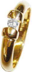 Glamouröser Ring aus hochwertigem Gelbgold 585/-, besetzt mit 1 atemberaubenden Brillanten ca. 0,08 ct W/SI, Größe 17,8 mm. Breite ca. 3,3 mm, Stärke ca. 0,9mm, gleichbleibender Ringschiene und hochglanzpoliert. Ein edles Unikat, dass in Goldschmiedehanda