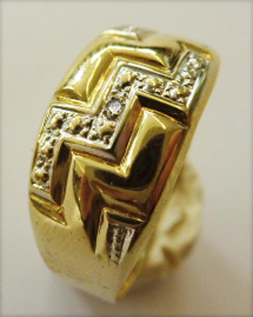 Glamouröser Ring aus feinem Gelbgold 333/-, besetzt mit einem funkelnden Diamanten 8/8 W/P, Größe 18,7 mm, Gewicht: 1,6 gr., Breite: 9,1, Stärke: 2,18,  hochglanzpoliert. Ein Einzelstück von grandioser Ausstrahlung, dass in feinster Goldschmiedehandarbeit