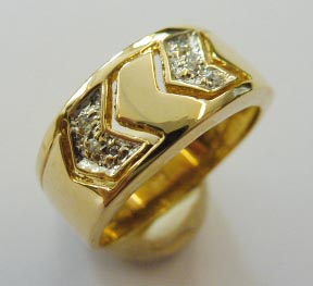 Glamouröser Ring aus feinem Gelbgold 333/-, besetzt mit 6 funkelnden Diamanten 8/8 W/P, Ringgröße 17,4 mm, Breite 8,2, Stärke 2,7, poliert. Ein Einzelstück von grandioser Ausstrahlung, dass in feinster Goldschmiedehandarbeit angefertigt wurde und dies zu
