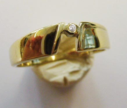 Exklusiver Ring in Größe 16 mm aus feinem Gelbgold 333/-, besetzt mit einem strahlendem, edlen Diamanten 8/8 W/P. Breite ca. 2,00, Stärke 1,00, poliert. Ein edles Accessoire und Einzelstück, dass in feinster Goldschmiedearbeit gefertigt wurde zu einem Sen
