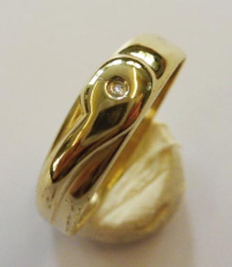 Glamouröser Ring aus feinem Gelbgold 333/-, besetzt mit einem funkelnden Diamanten 8/8 W/P, Ringgröße 19 mm, Breite: 5, Stärke: 2,1, hochglanzpoliert. Ein Einzelstück von grandioser Ausstrahlung, dass in feinster Goldschmiedehandarbeit angefertigt wurde u