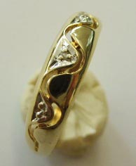 Ring aus hochwertigem Gelbgold 333/- edel hochglanzpoliert, besetzt mit einem edelsten, atemberaubenden Diamanten 8/8 W/P in der Ringgröße 16,8 mm. Der Ring ist an der breitesten Stelle 4,6 mm Breit und 2,4 mm Stark. Dieses Juwel ist von einzigartiger Sch