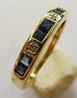 Ring aus hochwertigem Gelbgold 585/- besetzt mit zwei edelsten, atemberaubenden Diamanten 8/8 W/P, und 6 wunderschönen Saphire Carreeschliff. Größe 16,8 mm. Der Ring verläuft in gleichbleibender Ringschiene und ist edel hochglanzpoliert. Dieses Juwel ist